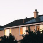 tejado de casa con instalación de energia solar